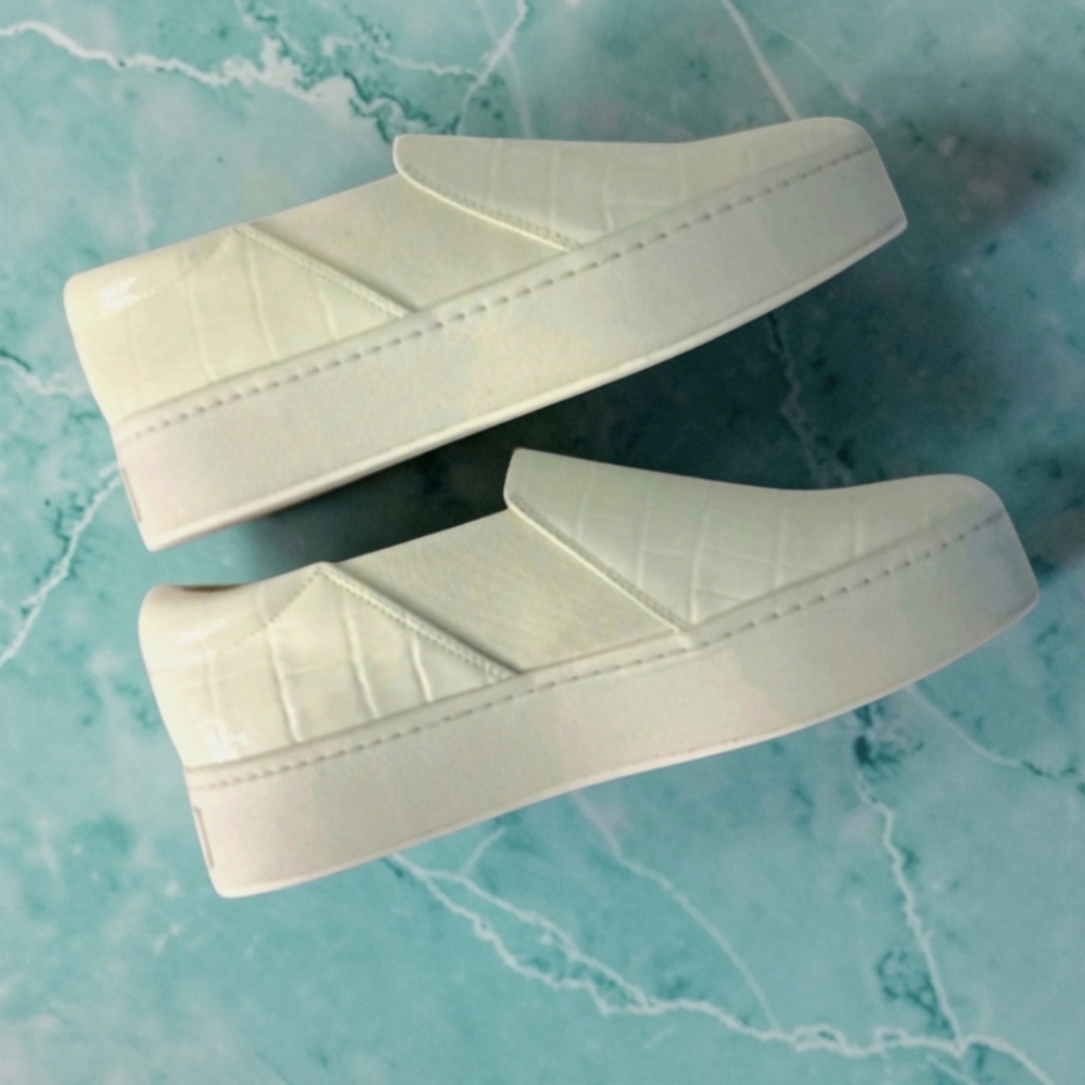 Vince Womens Warren Slip On Crocodile Embossed Marble Cream Sneaker Sz 9 NWOT
